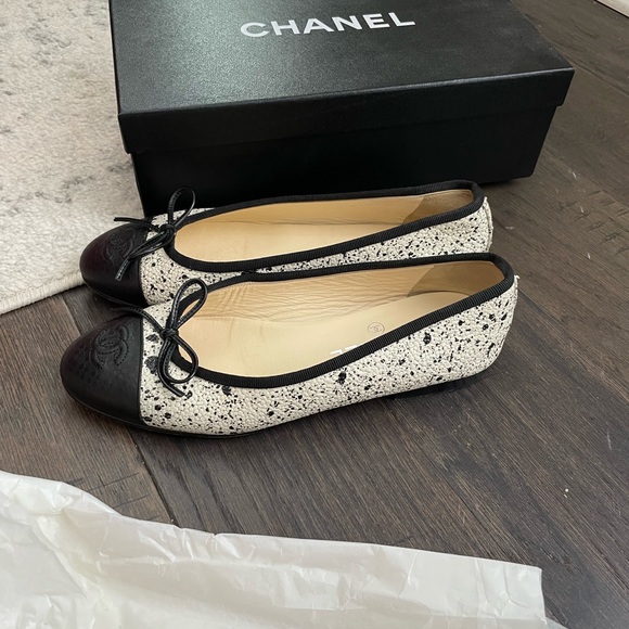 Authentic CHANEL Flats - Picture 4 of 7